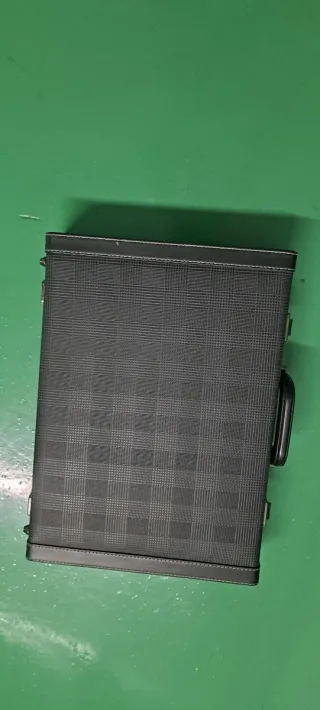 Maletín negro con combinación