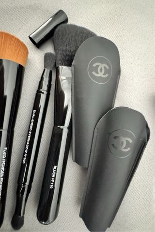 Set 3 brochas maquillaje + estuche Chanel