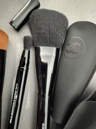 Set 3 brochas maquillaje + estuche Chanel