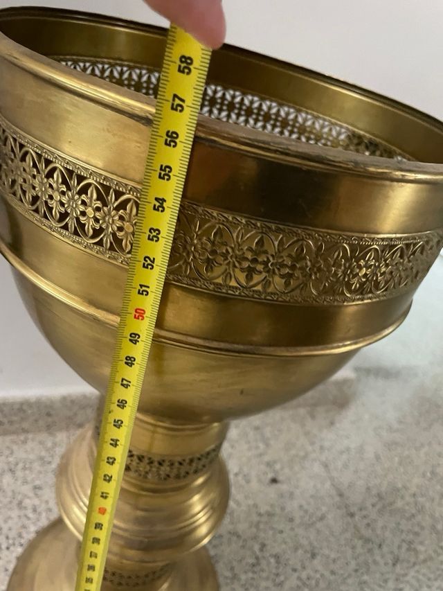 Macetero de pie de Bronce con Diseño Ornamental