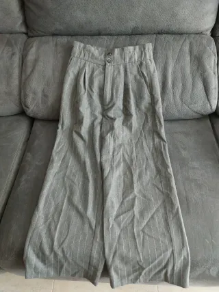 Pantalones grises de raya diplomática