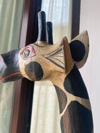 Jirafa de madera decorativa