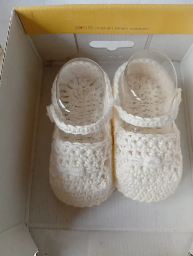 Zapatitos crochet beige recién nacido