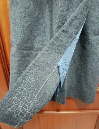 Falda vintage gris con bordado