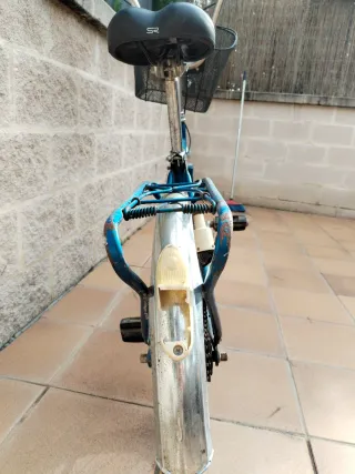 Bicicleta BH plegable azul antigua.