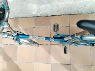 Bicicleta BH plegable azul antigua.