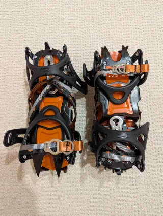 Confezione di ramponi universali