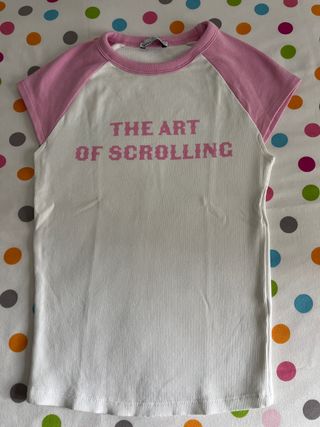 Camiseta Bershka blanca y rosa