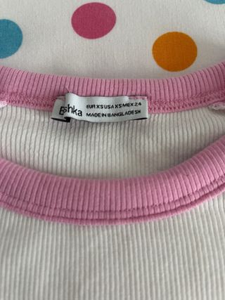 Camiseta Bershka blanca y rosa
