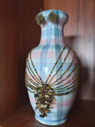 Collana e orecchini multicolor con pietre