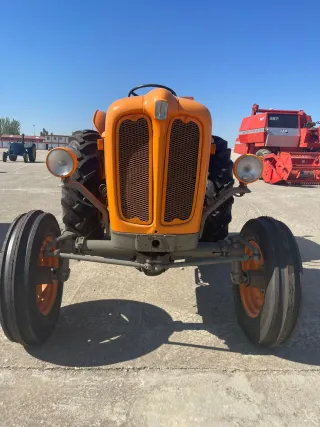 Tractor Fiat 411R Naranja