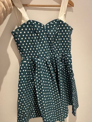 Vestido verde con lunares blancos