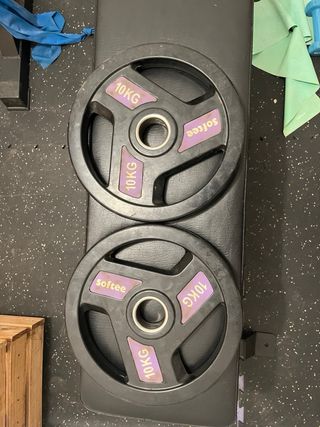 Banco de pesas y barra con discos