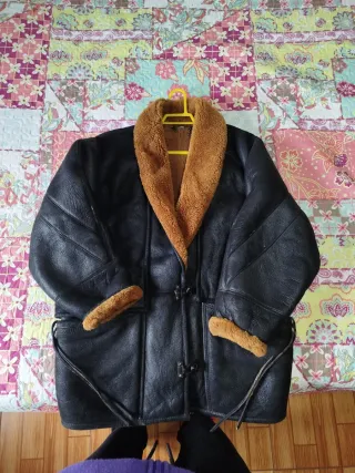 Abrigo de piel con borrego negro y marrón.