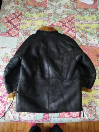 Abrigo de piel con borrego negro y marrón.