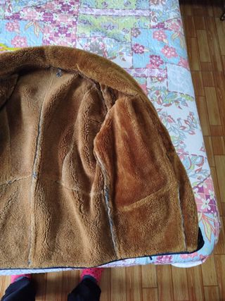 Abrigo de piel con borrego negro y marrón.