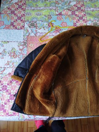 Abrigo de piel con borrego negro y marrón.