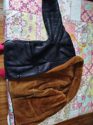 Abrigo de piel con borrego negro y marrón.