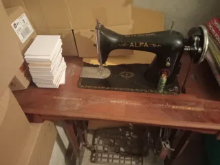 Máquina de coser antigua Alfa