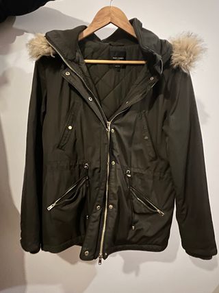 Cazadora Zara verde militar con capucha