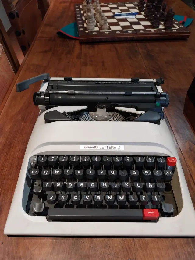 Máquina de escribir Olivetti Lettera 12