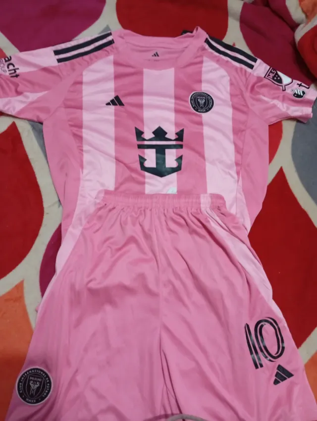 Equipación Leo Messi 10 Rosa. Talla 12-14
