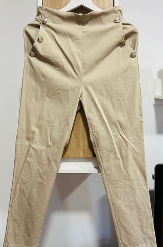 Pantalón pitillo beige con botones dorados