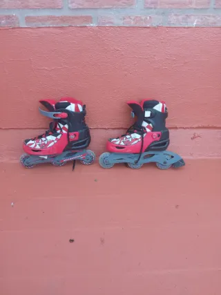 Patines en línea rojos y negros para niños