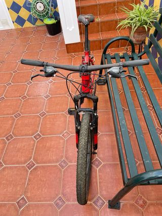 Bicicleta de montaña roja