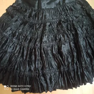 Falda midi Mango negra volantes