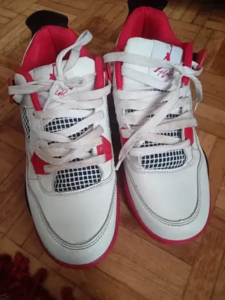 Zapatillas Jordan Blancas y Rojas