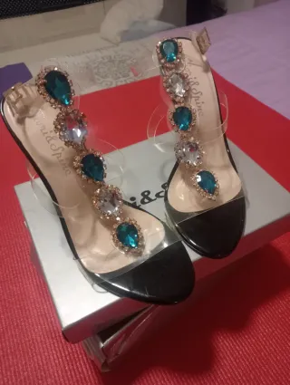 Zapatos de fiesta plateados y turquesa