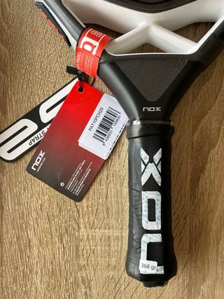Pala padel Nox AT10 Pro Cup Hard a estrenar