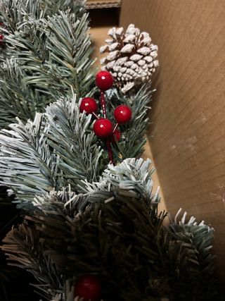 210cm - Árbol de Navidad Nevado con Piñas y Bayas