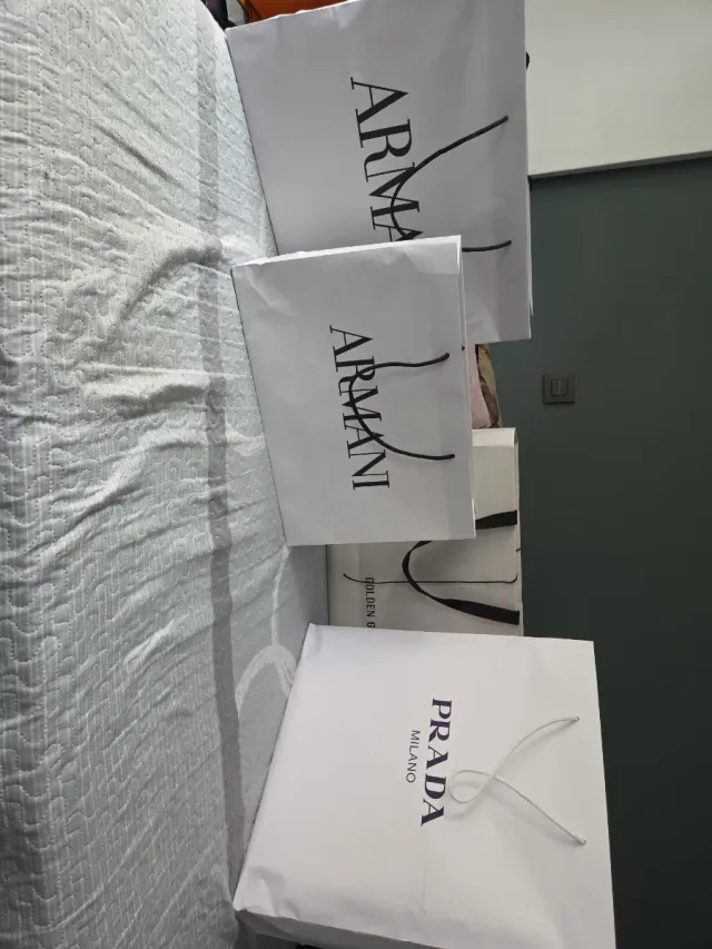 Bolsas Armani, Golden Goose y Prada