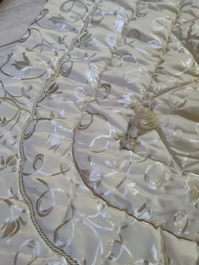 Piumone trapuntato con motivo floreale