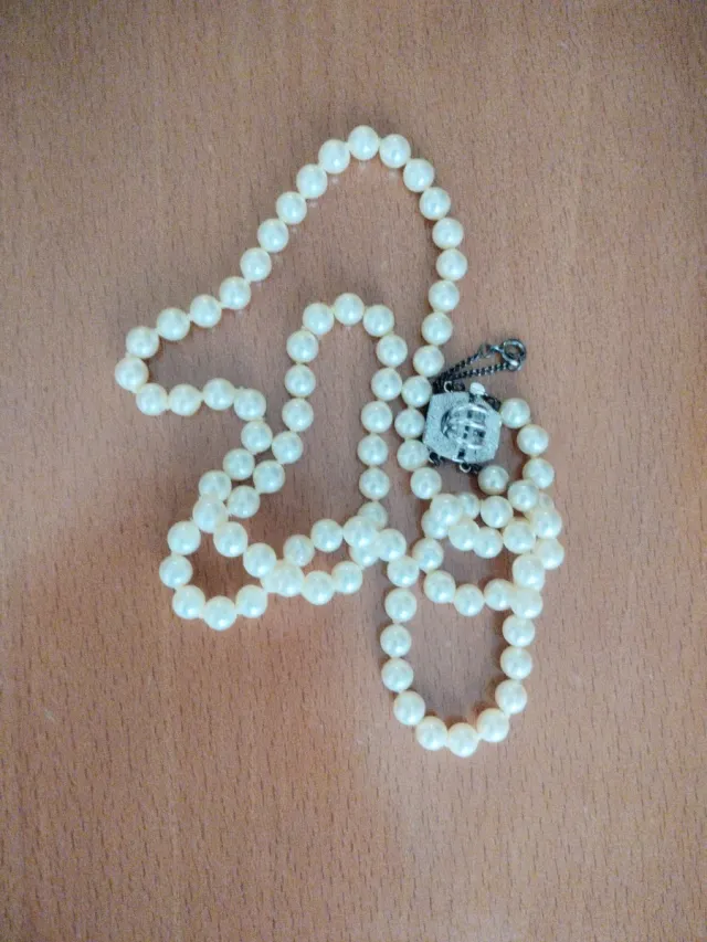 Collar de perlas vintage con cierre plateado