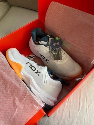 Zapatillas de pádel NOX blancas y naranjas