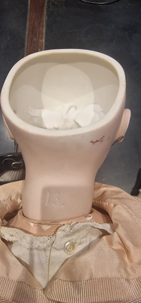 Muñeca antigua artesanal "Expresión triste"