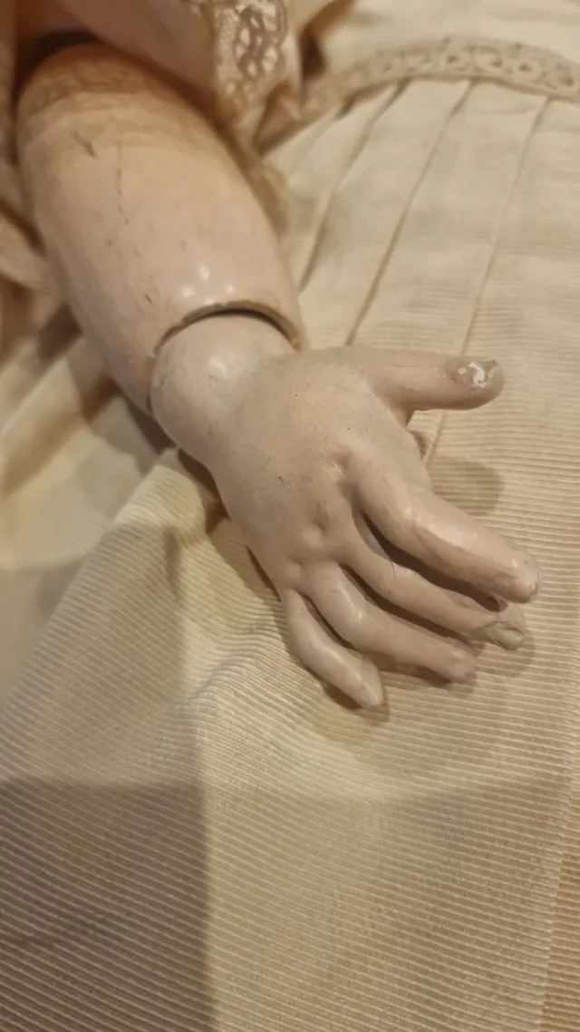 Muñeca antigua artesanal "Expresión triste"