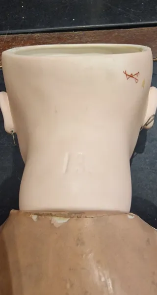 Muñeca antigua artesanal "Expresión triste"