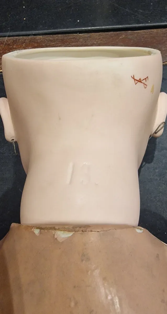 Muñeca antigua artesanal "Expresión triste"