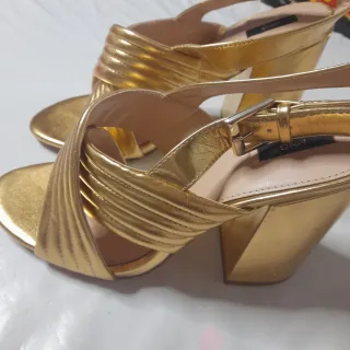 Zapatos de tacón MNG dorados fiesta