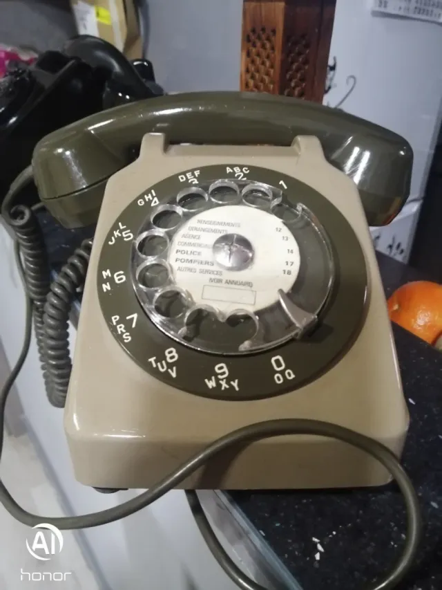 Telefoni antichi in bakelite 35€ I DUE