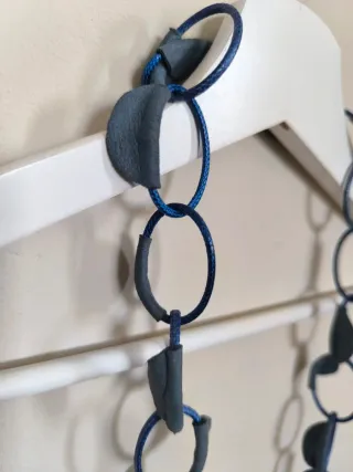 Collar largo de aros azul, de material ligero