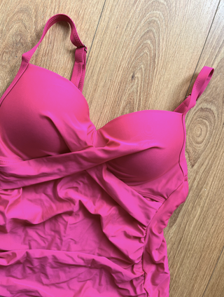 bañador fucsia efecto moldeador con copas pushup