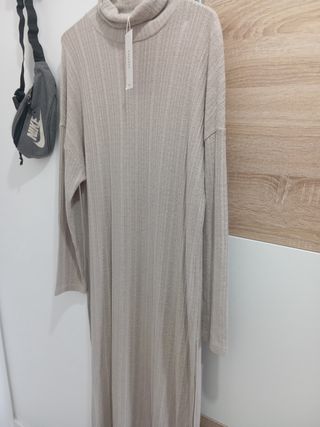 Vestido largo beige de punto