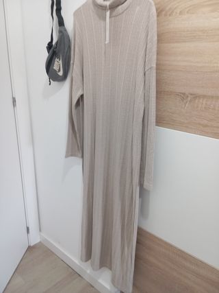 Vestido largo beige de punto