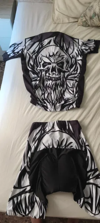 Maillot y culotte ciclismo calavera