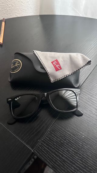 Gafas de sol Ray-Ban Wayfarer polarizadas negras.
